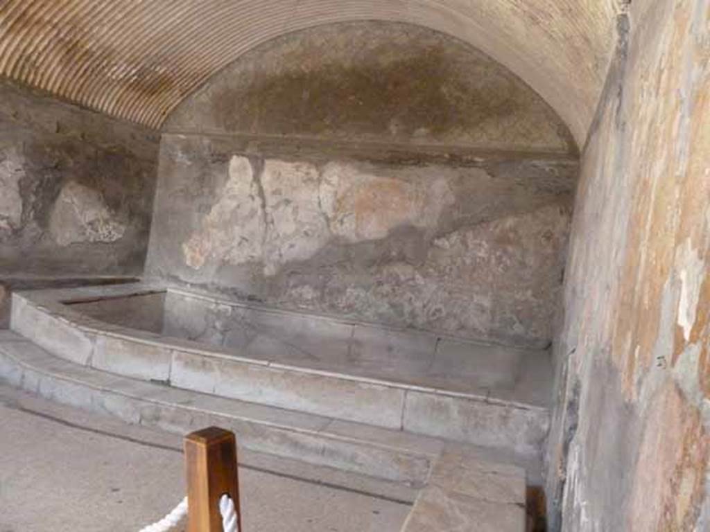 VI.8, Herculaneum. May 2010. Pool at north end of hot room or caldarium of women’s baths.