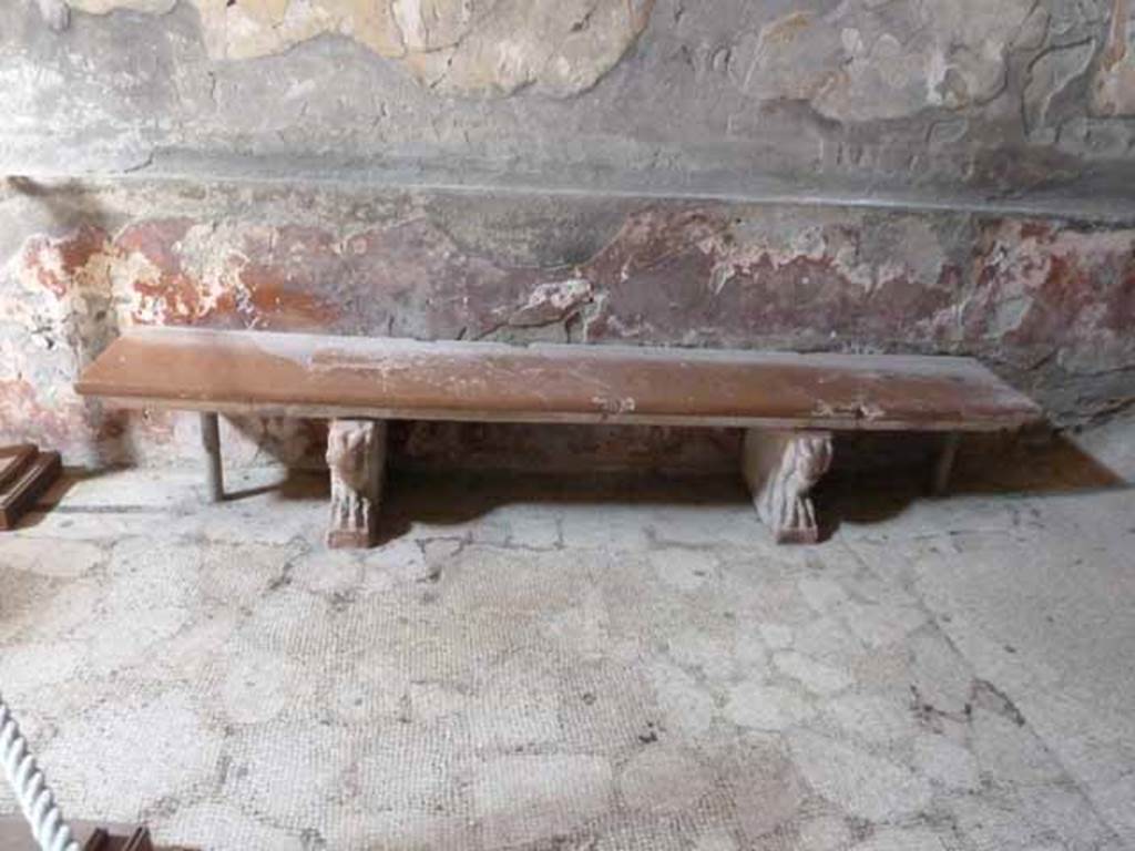 VI.8, Herculaneum. May 2010. Dark red seat on west side.