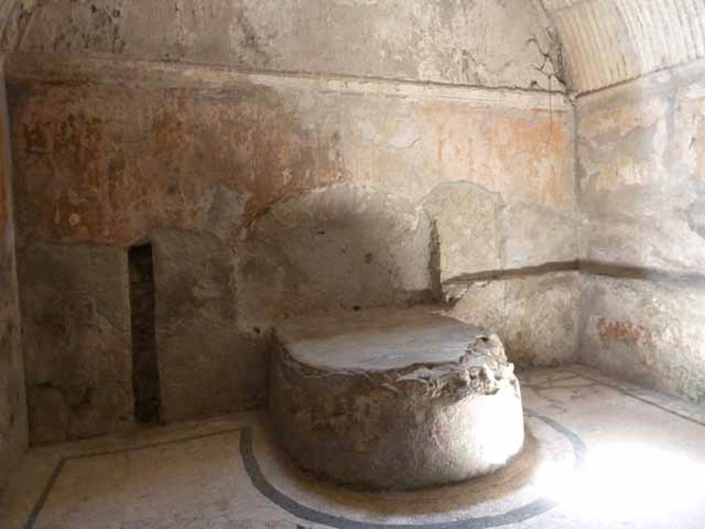 VI.8, Herculaneum. May 2010. South end of hot-room or caldarium.