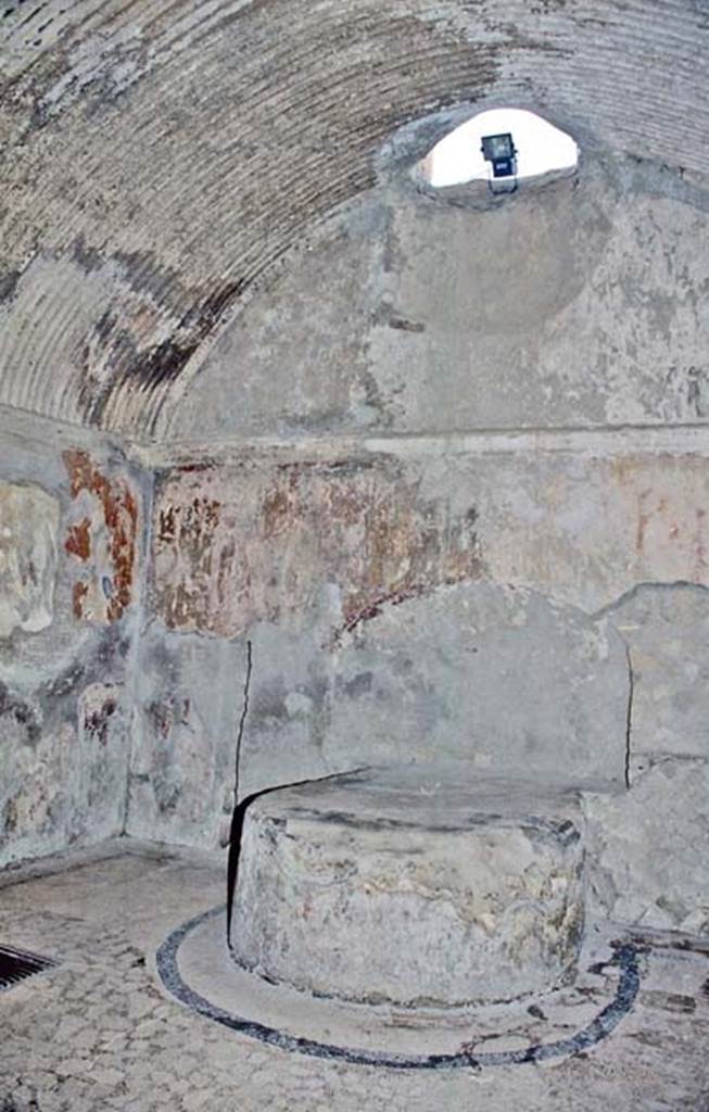 VI.8, Herculaneum. October 2001. South end of hot-room or caldarium, with barrel-vaulted ceiling. Photo courtesy of Peter Woods.

