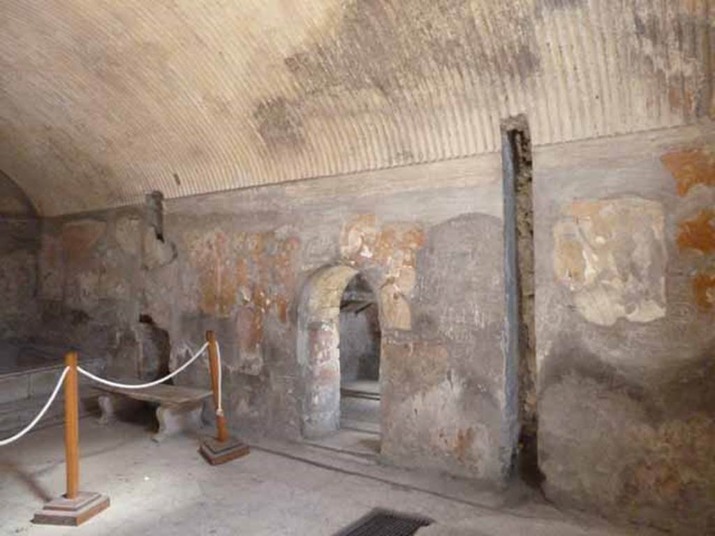 VI.8, Herculaneum. May 2010. East wall with doorway to tepidarium.