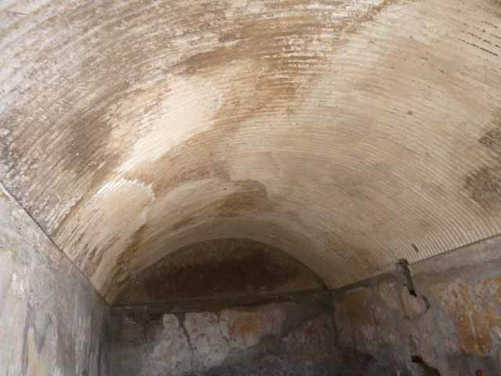 VI.8, Herculaneum. May 2010. Caldarium stuccoed ceiling, looking north.