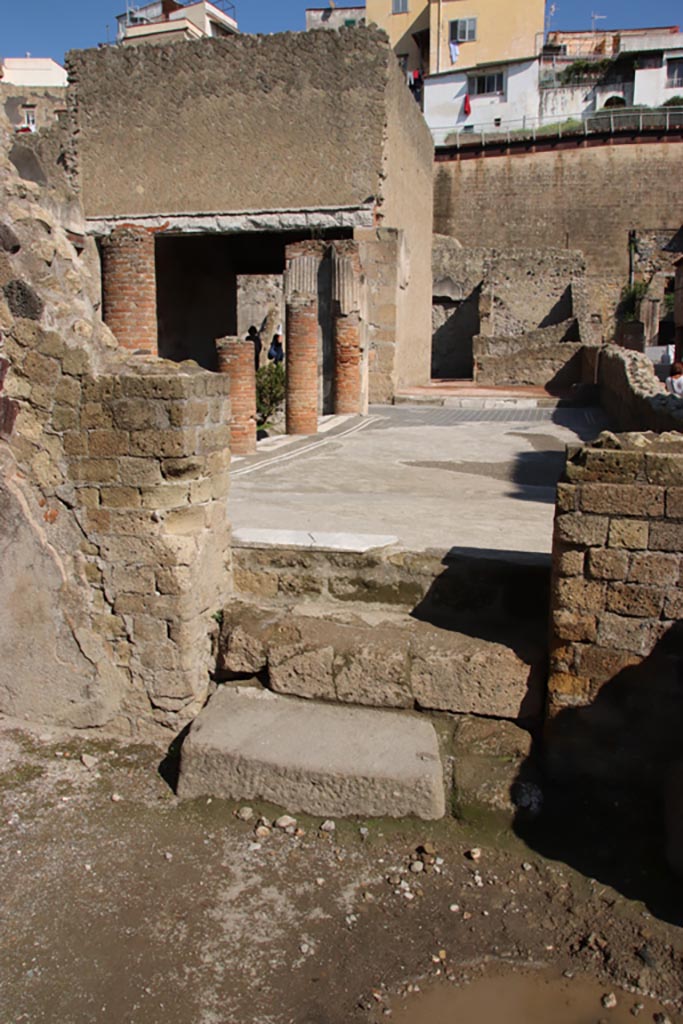 VI.11, Herculaneum. October 2022. 
Room 15, looking north from vestibule towards peristyle. Photo courtesy of Klaus Heese.
