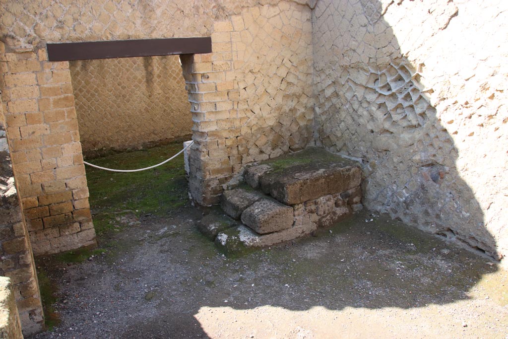 VI.11, Herculaneum. October 2022. 
Room 15, looking south across vestibule towards doorway to kitchen and base of stairs. On the left is the entrance doorway from Cardo IV.  
Photo courtesy of Klaus Heese.

