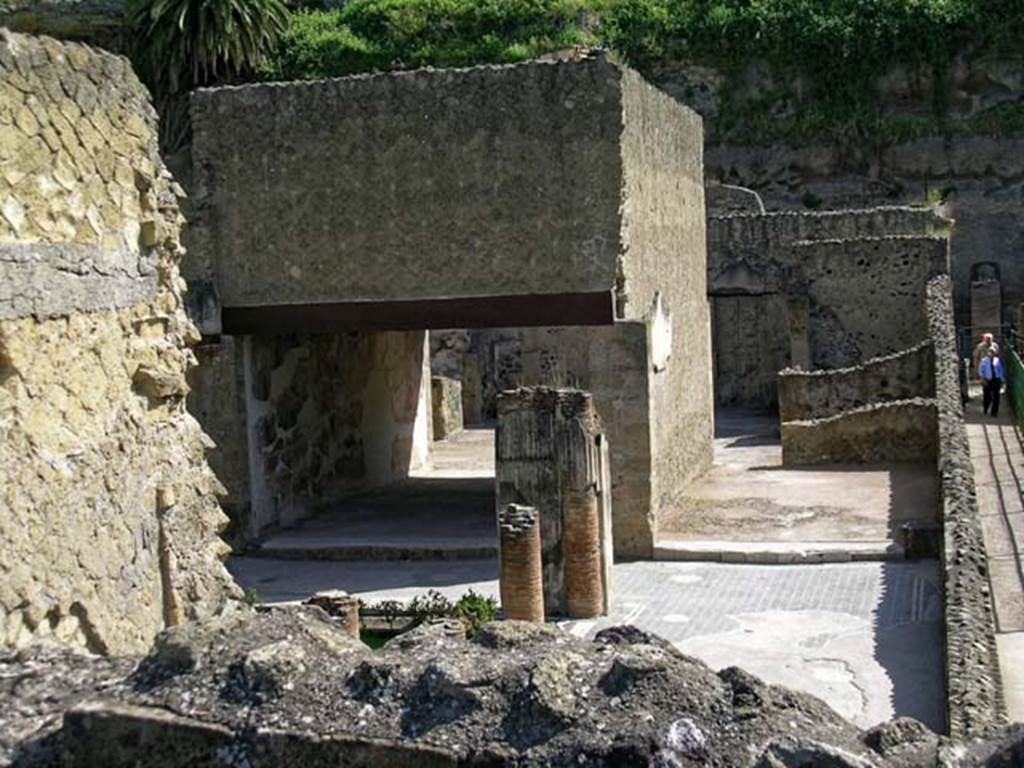 VI.13/11, Herculaneum. May 2005. Looking north towards tablinum and oecus, from above rooms in south-east corner.
Photo courtesy of Nicolas Monteix.

