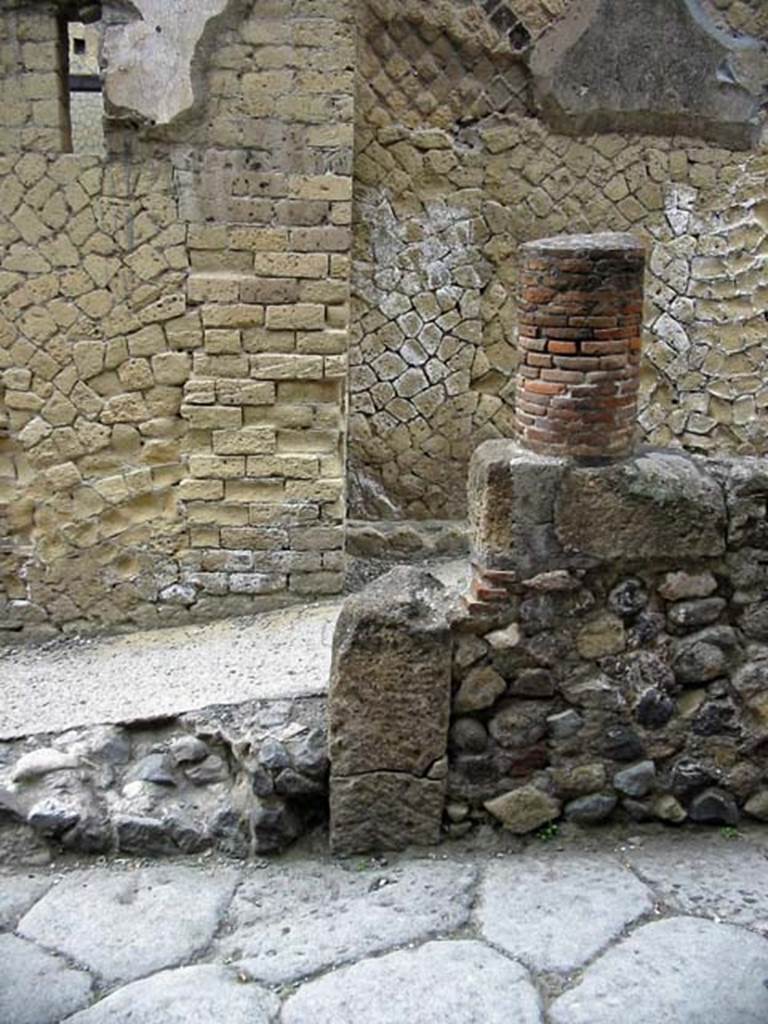 VI.11, Herculaneum. May 2003. Looking west to exterior wall in south-east corner on Cardo IV. 
Photo courtesy of Nicolas Monteix.
