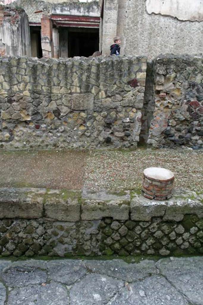 VI.13/11,Herculaneum. February 2007. Looking west on Cardo IV towards exterior wall.
Photo courtesy of Nicolas Monteix.
