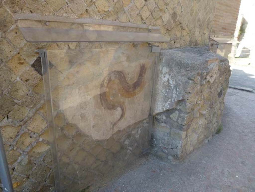 Ins VI, Herculaneum, June 2012. Painted serpent on south side of altar. Photo courtesy of Michael Binns.

