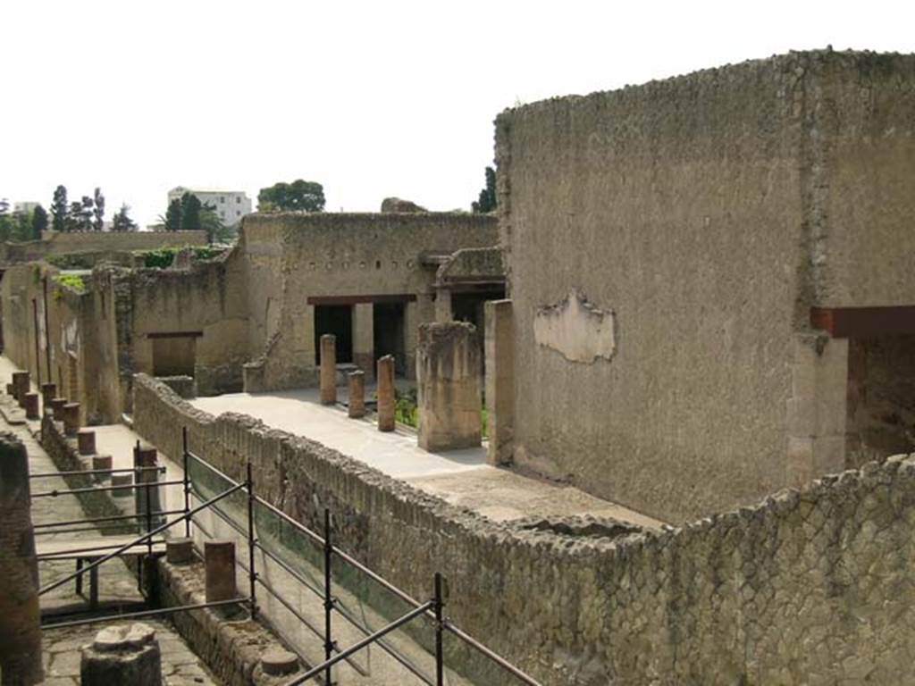 VI.13/11 Herculaneum, May 2005. 
Looking south-west towards area of oecus 8 with reduced walls, on east side of tablinum, on right.
On the left, across the peristyle, is the vestibule from VI.11.
The doorway into the kitchen and other service rooms can be seen, for photos of these rooms, see VI.11.
Photo courtesy of Nicolas Monteix.


