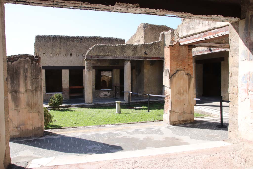 VI.13 Herculaneum. August 2013. Looking south from tablinum onto north portico. Photo courtesy of Klaus Heese.