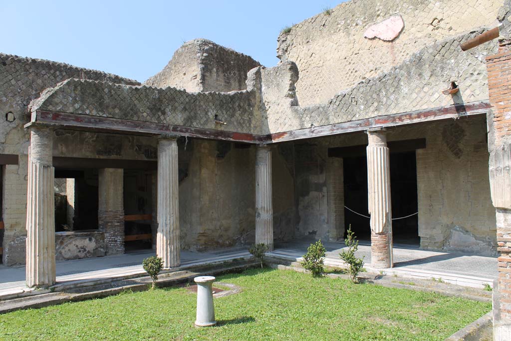 VI.13 Herculaneum. March 2014. Looking south-west from north portico.
Foto Annette Haug, ERC Grant 681269 DÉCOR.

