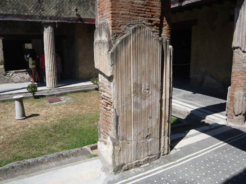 VI.13 Herculaneum. August 2013. Looking south from north portico. Photo courtesy of Buzz Ferebee.