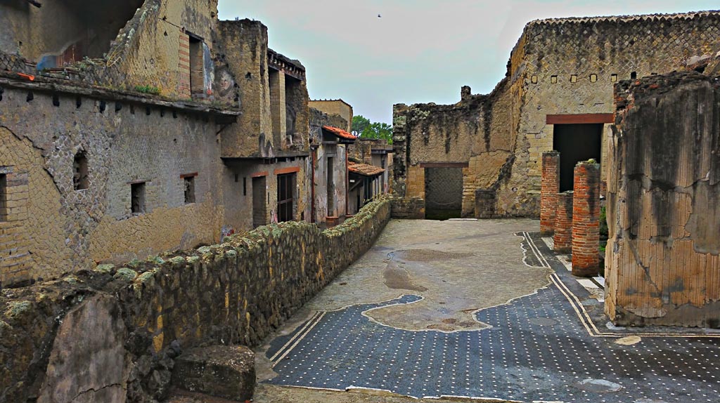 VI.13 Herculaneum. Photo taken between October 2014 and November 2019.
Looking south along east portico. Photo courtesy of Giuseppe Ciaramella.
