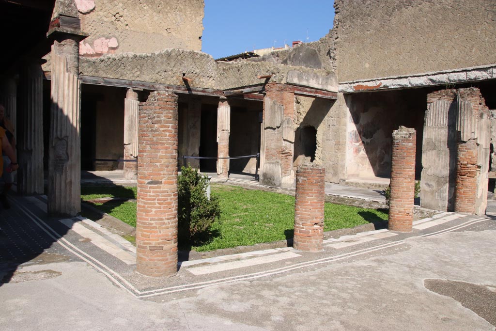 VI.13 Herculaneum, October 2022. Looking across peristyle towards north-west corner. Photo courtesy of Klaus Heese.