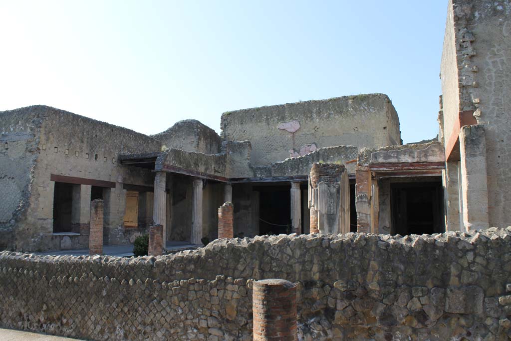 VI.13 Herculaneum. March 2014. Looking south-west towards peristyle, from Cardo IV.
Foto Annette Haug, ERC Grant 681269 DÉCOR.
