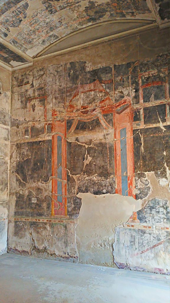 VI.13 Herculaneum. Photo taken between October 2014 and November 2019.
“Salone nero”, north wall. Photo courtesy of Giuseppe Ciaramella.

