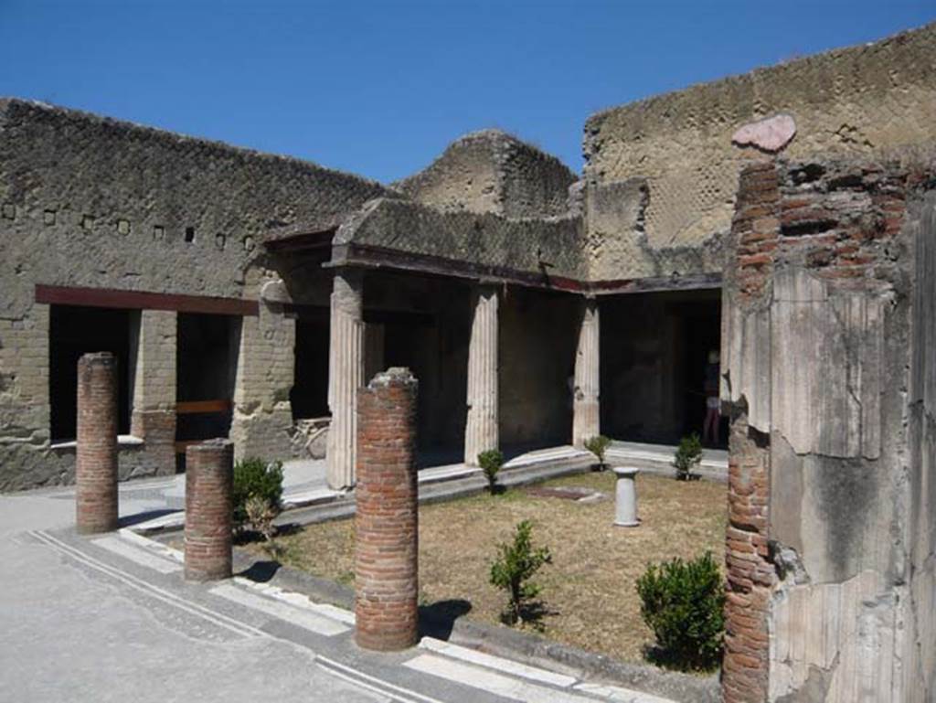 VI.13 Herculaneum. August 2013. Looking south-west across peristyle. Photo courtesy of Buzz Ferebee.