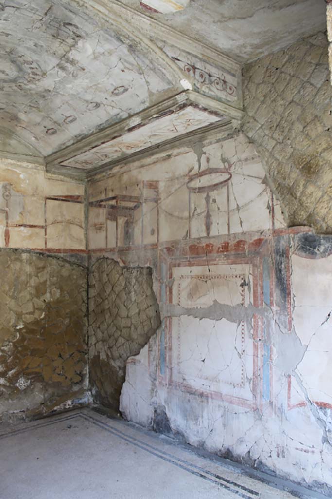 VI.13 Herculaneum, March 2014. Room 16, looking towards south-west corner and west wall.
Foto Annette Haug, ERC Grant 681269 DÉCOR.
