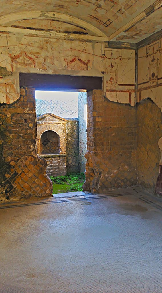 VI.13 Herculaneum. Photo taken between October 2014 and November 2019.
Cubiculum 17, looking towards south wall, which had a small courtyard at its rear with a small masonry lararium. 
Photo courtesy of Giuseppe Ciaramella.
