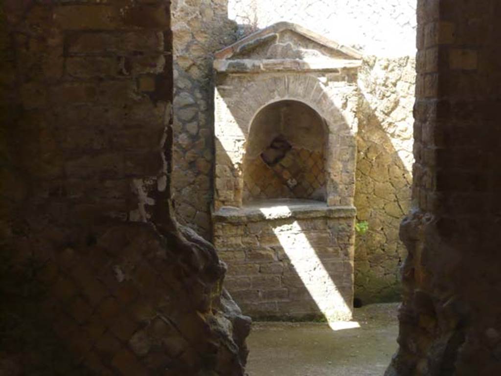 VI.13 Herculaneum. August 2013. Looking south from cubiculum towards shrine in small courtyard area. Photo courtesy of Buzz Ferebee.
