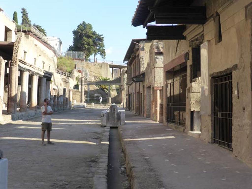 Decumano Massimo, Herculaneum, September 2015. Looking east from near VI.14, on right.