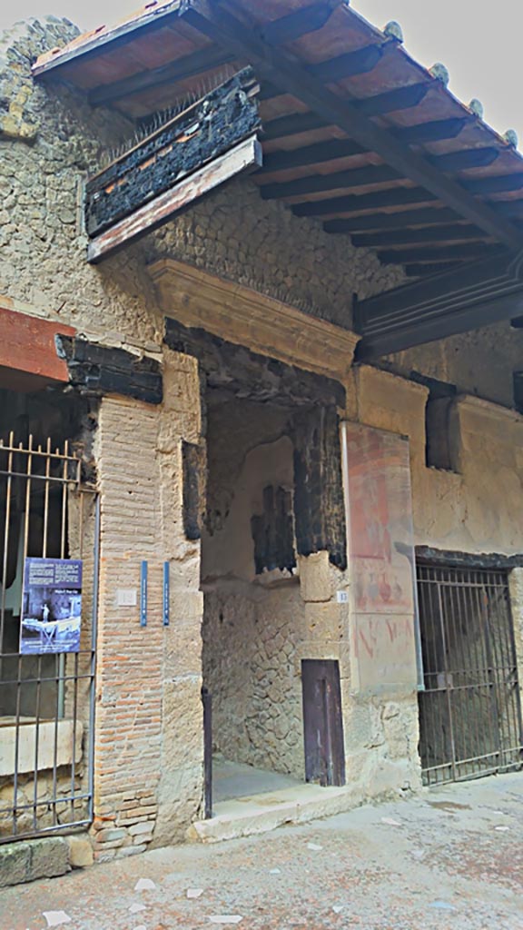 VI.13 Herculaneum. Photo taken between October 2014 and November 2019.
Looking towards entrance doorway. Photo courtesy of Giuseppe Ciaramella.

