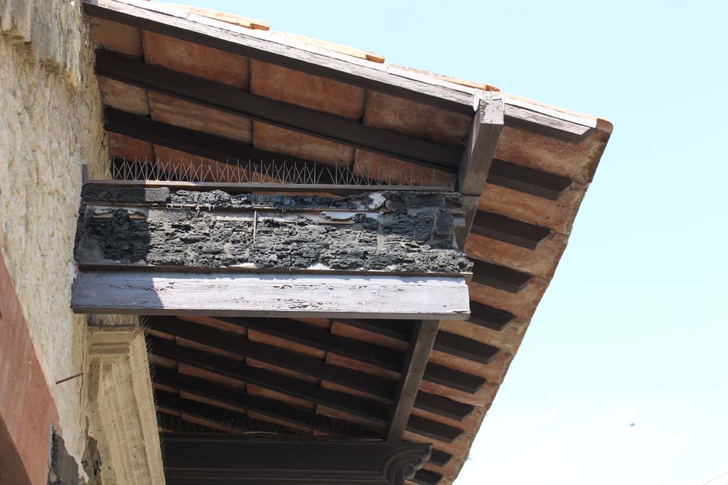 VI.13 Herculaneum. March 2014. Carbonised wood from upper balcony on east side (between VI.12/13) of front façade.   
Foto Annette Haug, ERC Grant 681269 DÉCOR.
