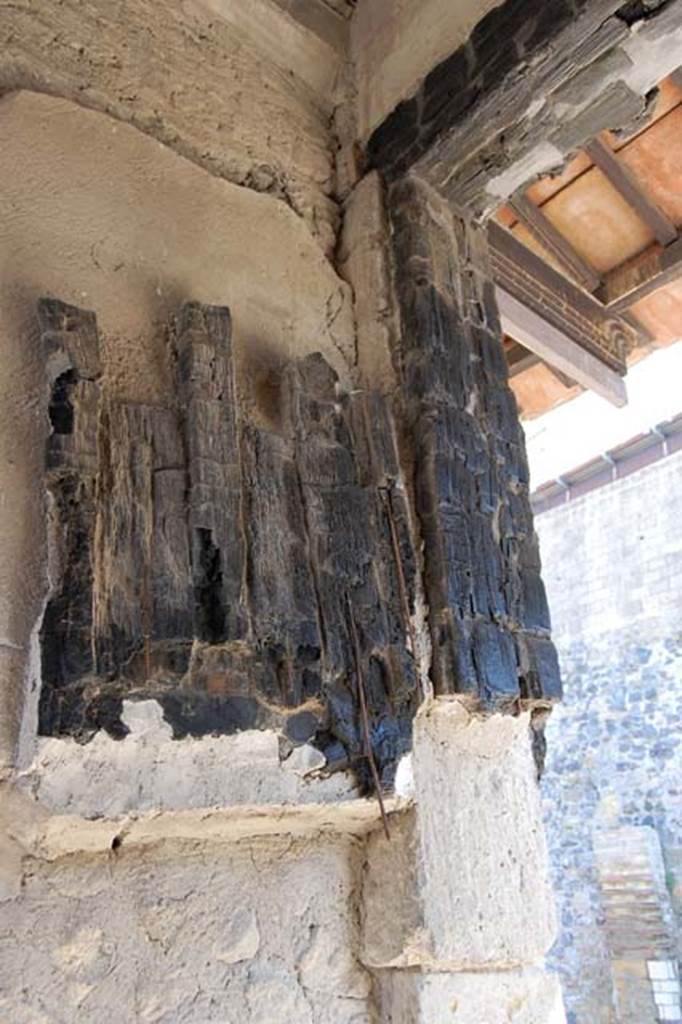 VI.13 Herculaneum. May 2011. Detail from west side of entrance doorway, with carbonised wood. 
Photo courtesy of Nicolas Monteix. 
