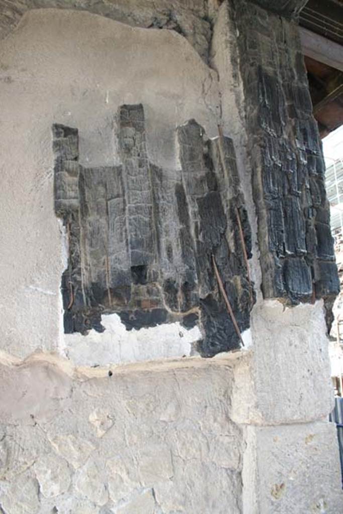 VI.13 Herculaneum. March 2008. Detail from west side of entrance corridor, with carbonised wood. Photo courtesy of Sera Baker.
