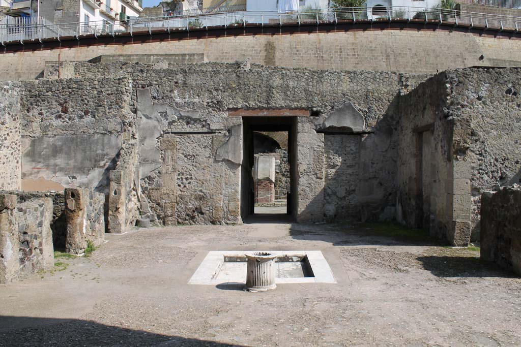 VI.13 Herculaneum. March 2014. Looking north across atrium.
Foto Annette Haug, ERC Grant 681269 DÉCOR.

