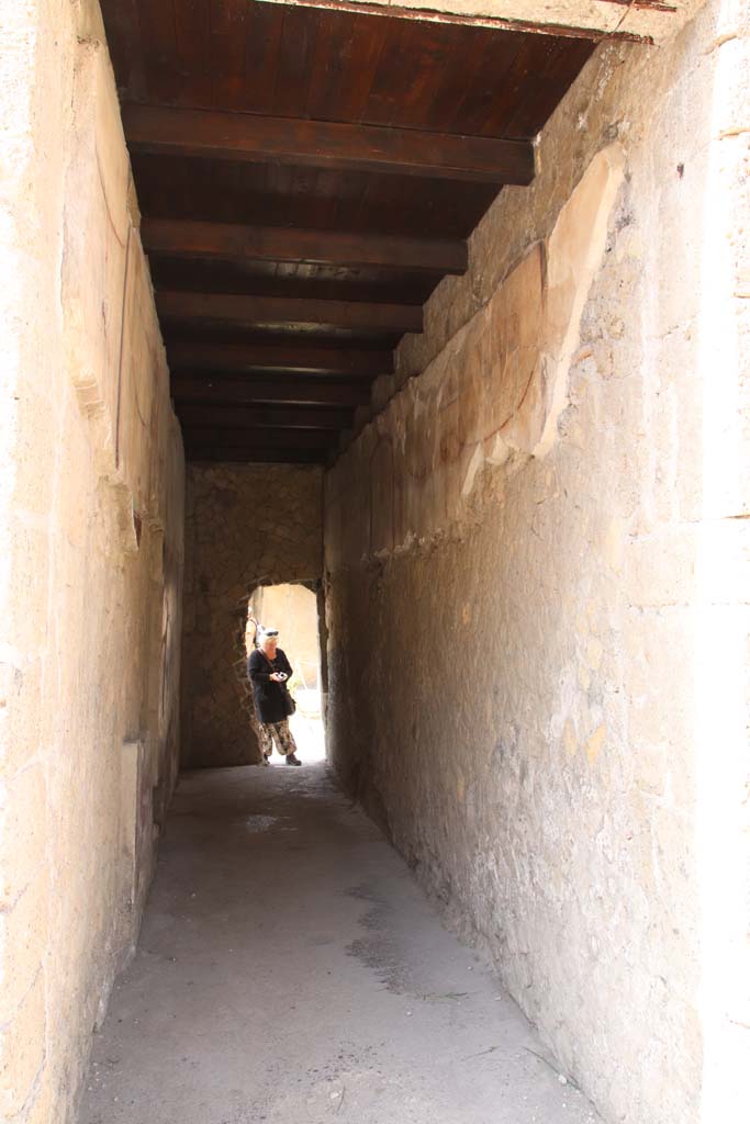 VI.13 Herculaneum. September 2017. 
Looking south from atrium along corridor leading to peristyle, on the right is the west wall. Photo courtesy of Klaus Heese. 

