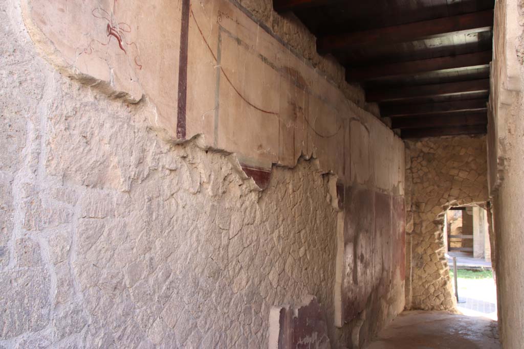 VI.13 Herculaneum. October 2020. Looking towards east wall of corridor leading to peristyle. Photo courtesy of Klaus Heese. 