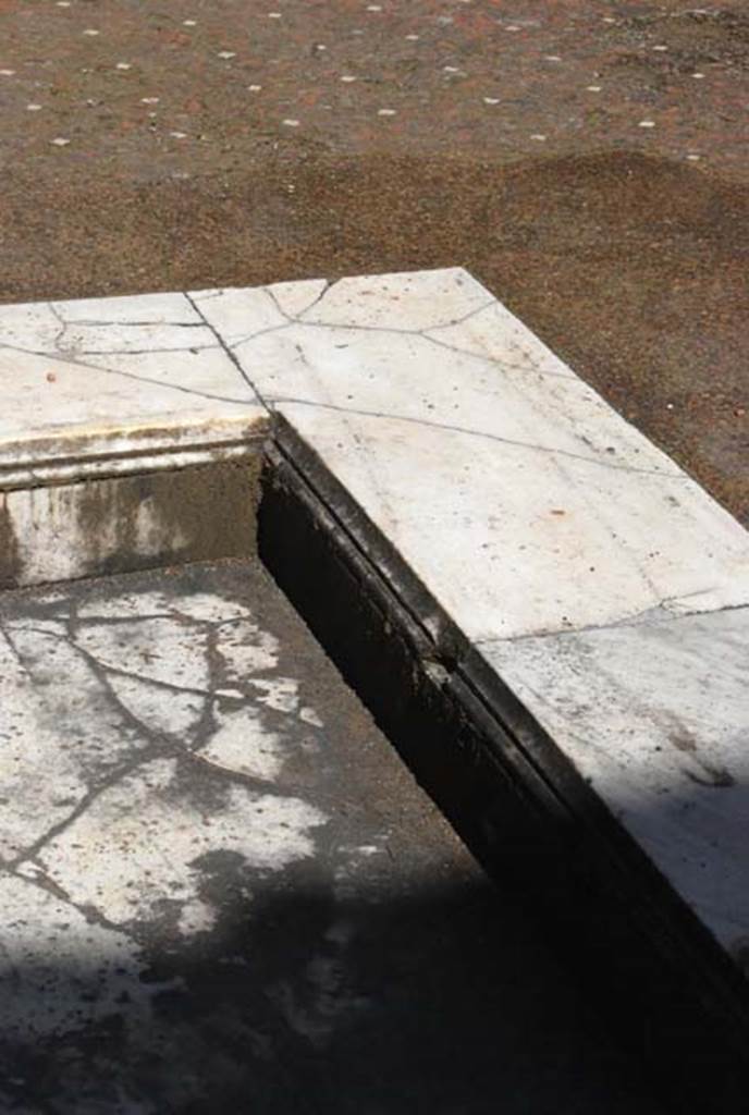 VI.13, Herculaneum. April 2008. Detail of north-east corner of impluvium.
Photo courtesy of Nicolas Monteix.
