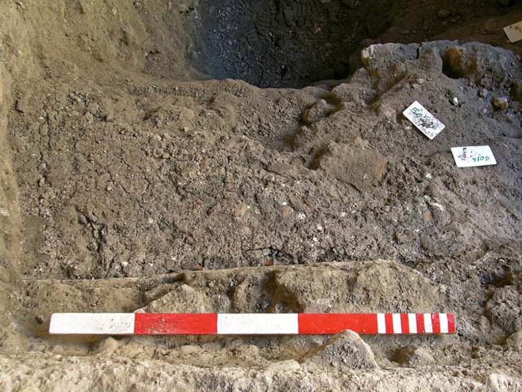 VI.14, Herculaneum. September 2005. Detail from east side, looking west. Photo courtesy of Nicolas Monteix.

