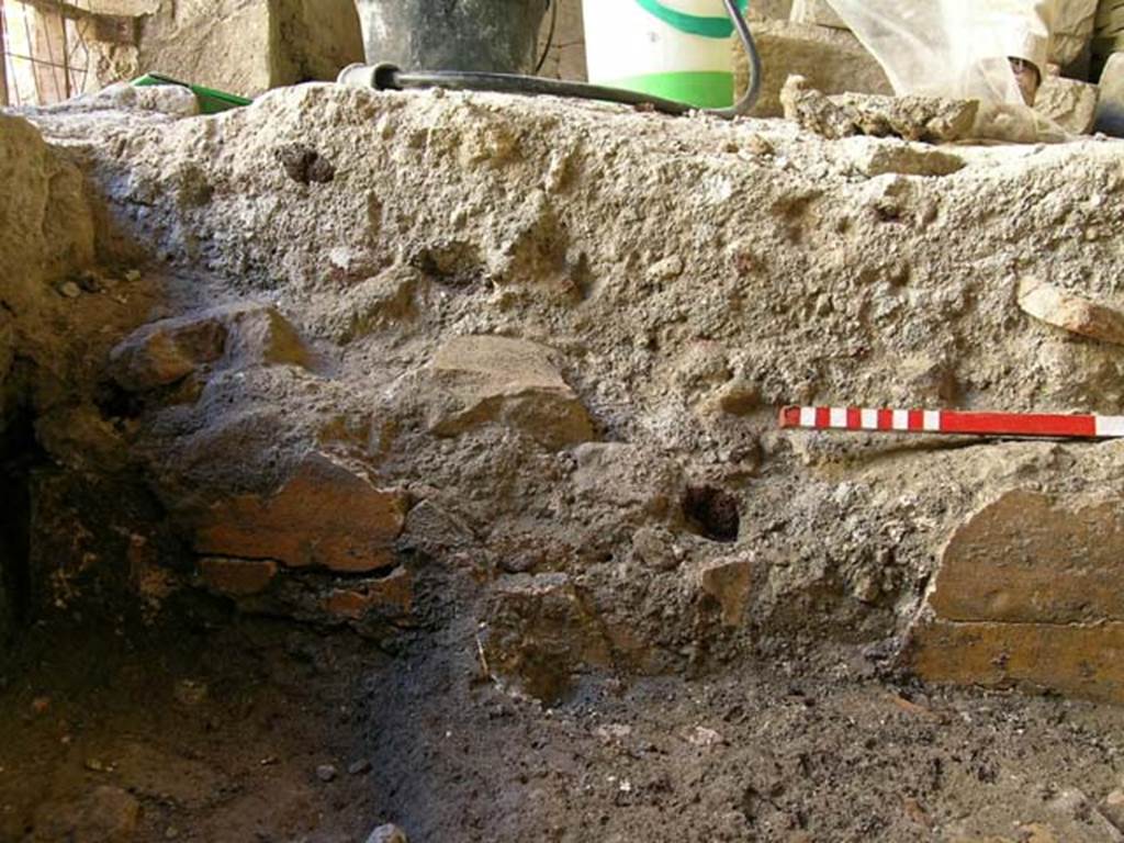 VI.14, Herculaneum. September 2005. Looking east in lower level with remains of painted plaster.
Photo courtesy of Nicolas Monteix.
