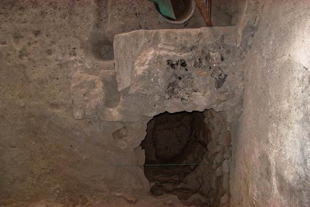 VI.15 Herculaneum. February 2003. Cistern/well in south-east corner. Photo courtesy of Nicolas Monteix.
See also Monteix, N. 
Fouilles des boutiques en faade de la Casa del Salone Nero a Herculanum (VI.12.6, VI.12.14 et VI.12.15).
In Rivista di Studi Pompeiani, 2007, (p.168-175).
