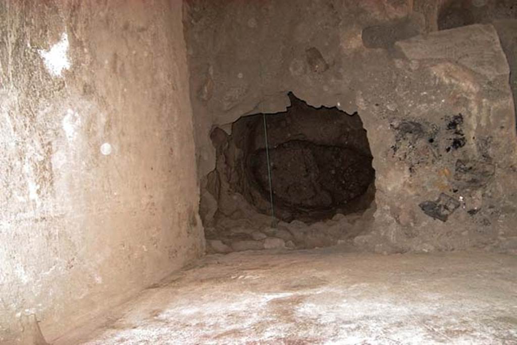 VI.15, Herculaneum. February 2003. Cistern/well in south-east corner. Photo courtesy of Nicolas Monteix.