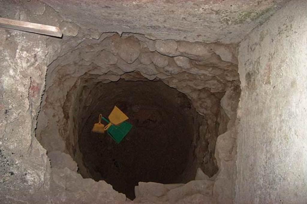 VI.15, Herculaneum. February 2003. Detail of cistern/well in south-east corner.
In the south-east corner, between the masonry walk-way and the wall, the pipe of the cistern was found.
Photo courtesy of Nicolas Monteix.
