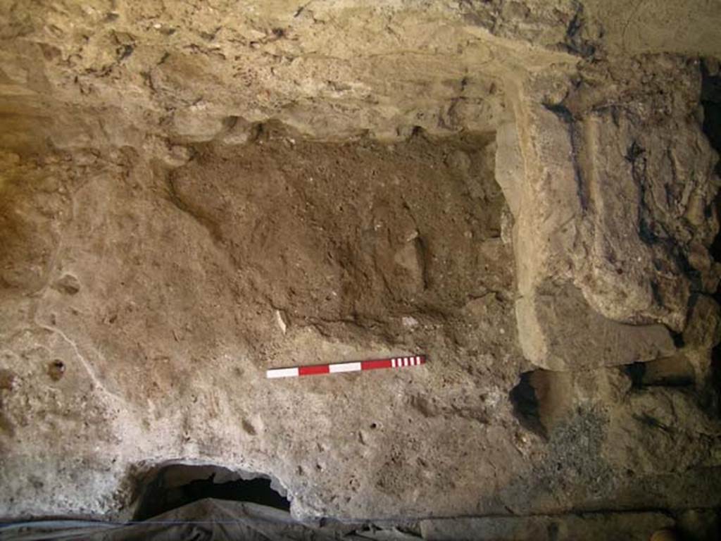 VI.15, Herculaneum. September 2005. Looking towards east wall (2), with stone base of steps, on right.  
Photo courtesy of Nicolas Monteix.

