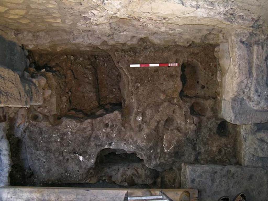 VI.15, Herculaneum. September 2005. Looking towards east wall (4), with stone base of steps, on right.  
Photo courtesy of Nicolas Monteix.

