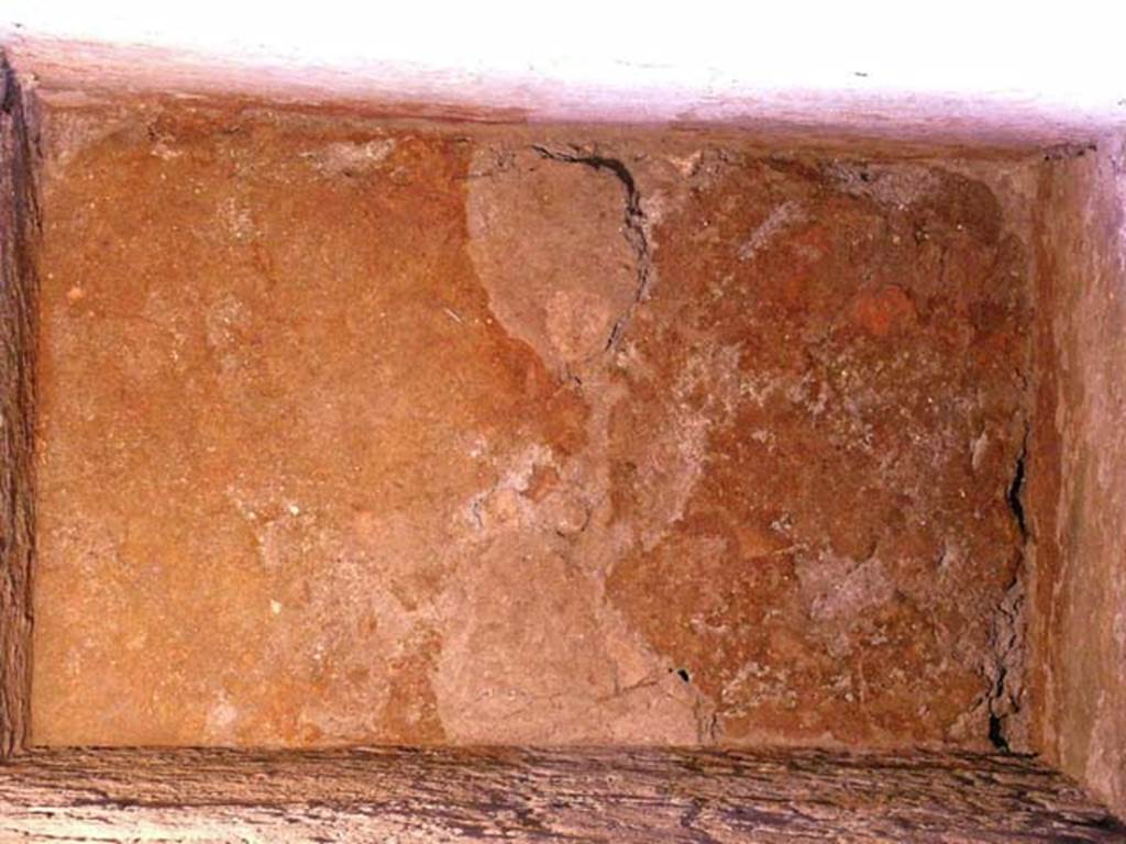 VI.15, Herculaneum. September 2004. Detail of base of rectangular pit, with south side at top. 
Photo courtesy of Nicolas Monteix.

