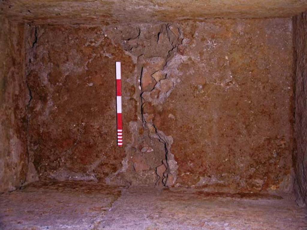 VI.15, Herculaneum. August 2005. Further investigation in base of rectangular pit, with north side at top.  
Photo courtesy of Nicolas Monteix.
