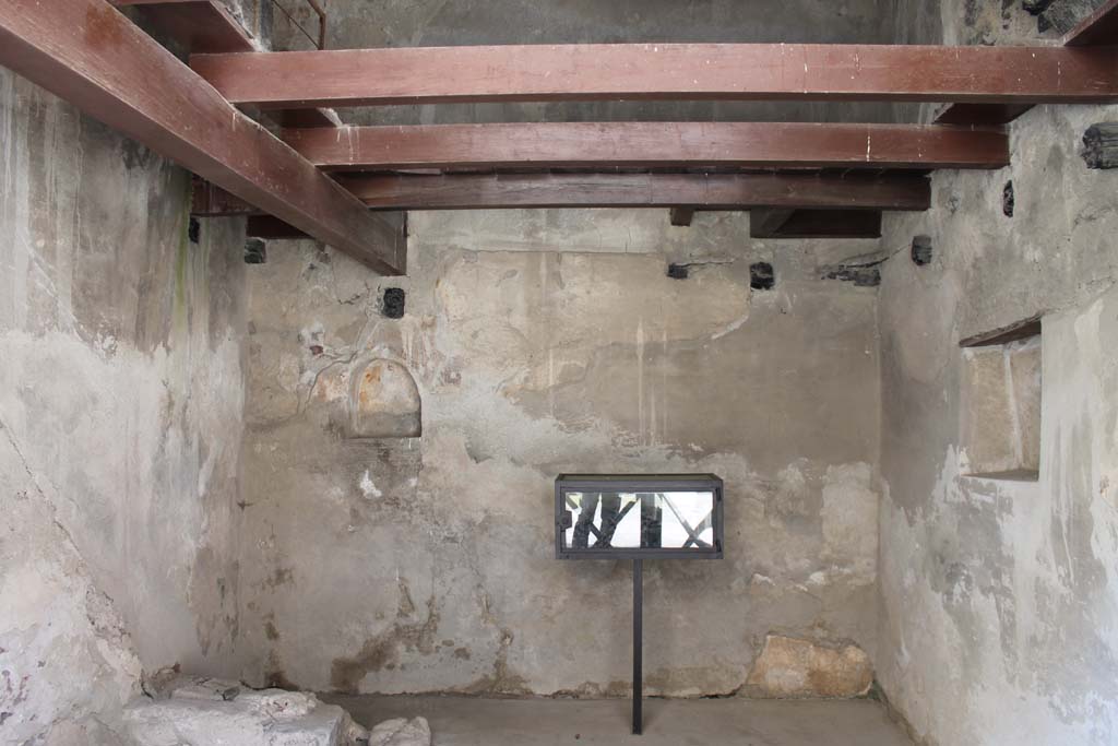 VI.15, Herculaneum. March 2014. Looking towards south wall with arched niche, and display case with carbonised rope.
Foto Annette Haug, ERC Grant 681269 DÉCOR.
