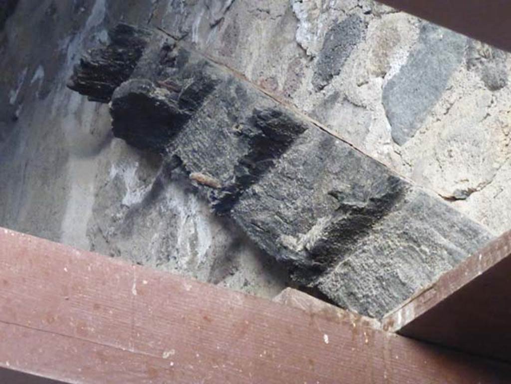 Ins. VI 15 Herculaneum, September 2015. Carbonised wood of remains of stairs/ladder to a mezzanine level above the second upper floor, against west wall.