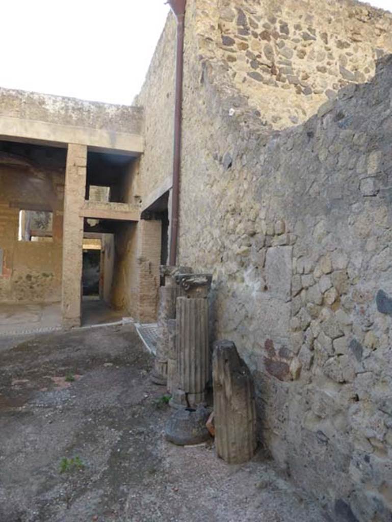 Ins. VI 17, Herculaneum, September 2015. West wall of atrium.