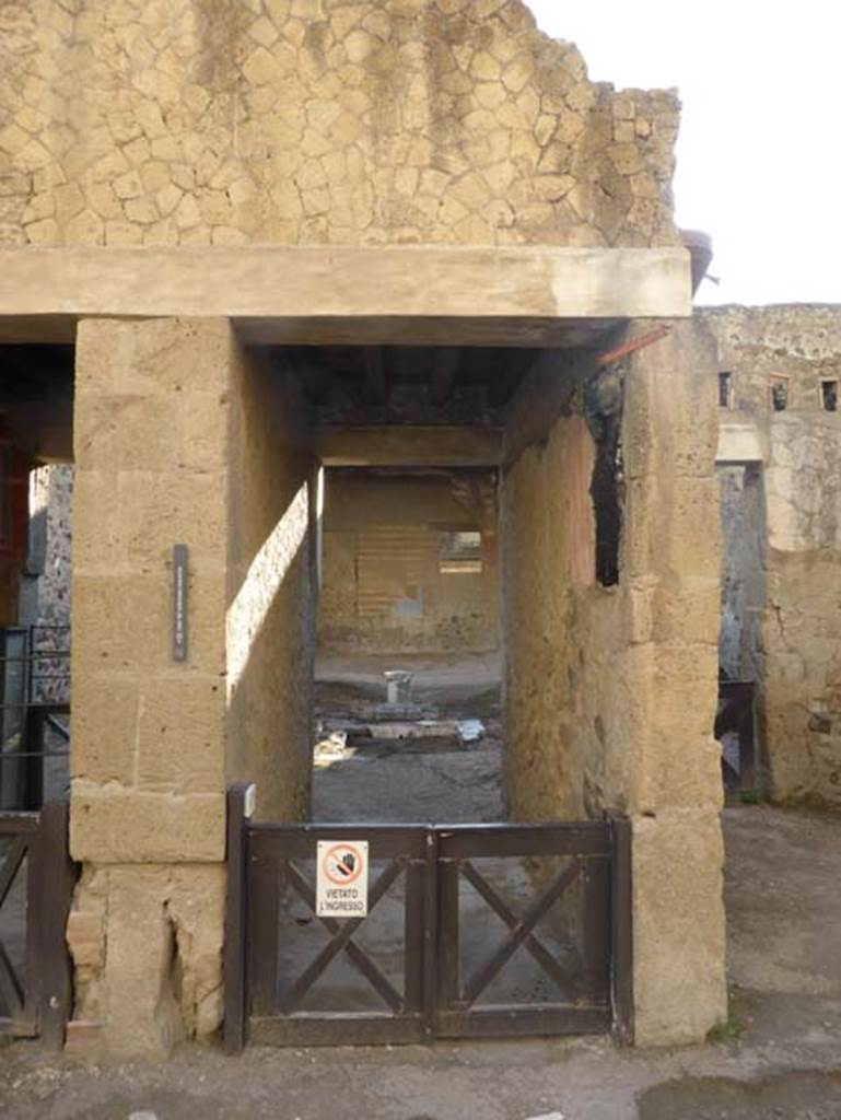 Ins. VI 17, Herculaneum, September 2015. Entrance doorway.