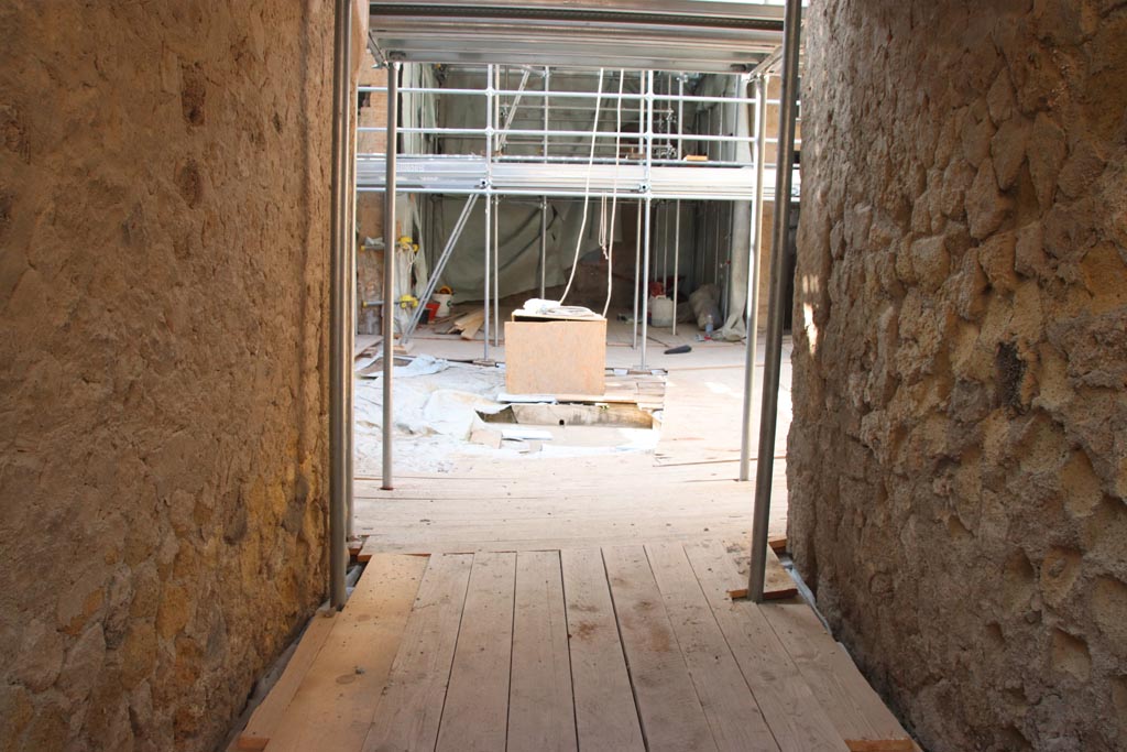 VI.17 Herculaneum, October 2023. 
Looking south from entrance corridor, across atrium towards tablinum. Photo courtesy of Klaus Heese.
