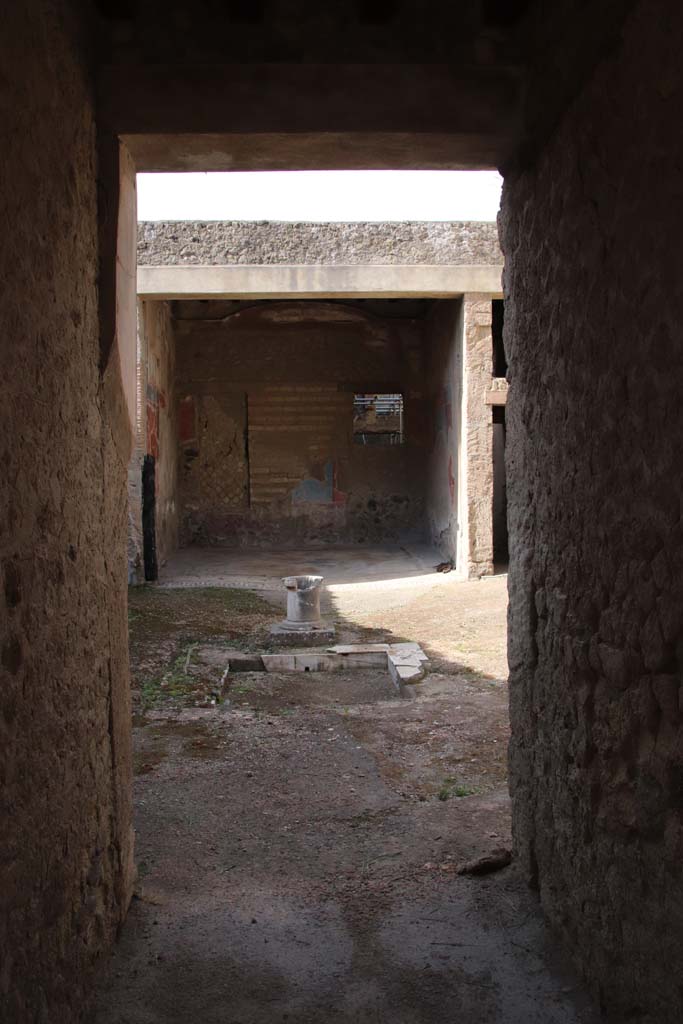 VI.17 Herculaneum, September 2017. Looking south from entrance corridor, across atrium. 
Photo courtesy of Klaus Heese.
