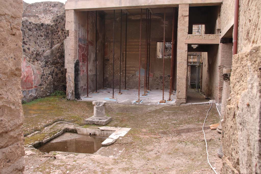 VI.17 Herculaneum, October 2020. Looking south-east across atrium towards tablinum. Photo courtesy of Klaus Heese.