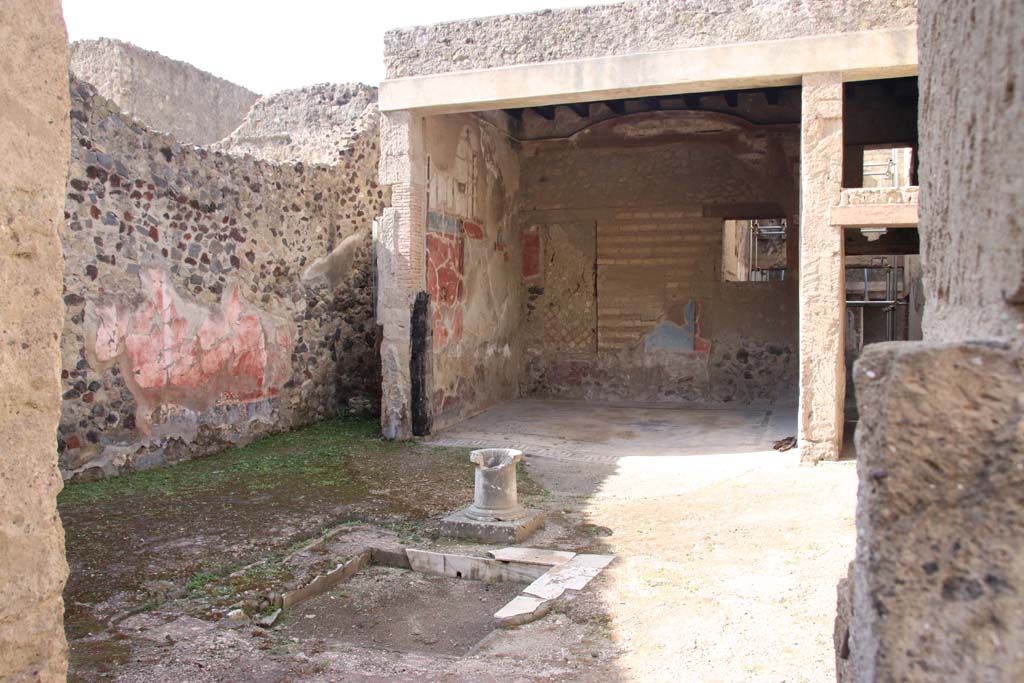 VI.17 Herculaneum, September 2017. Looking south-east across atrium. Photo courtesy of Klaus Heese.